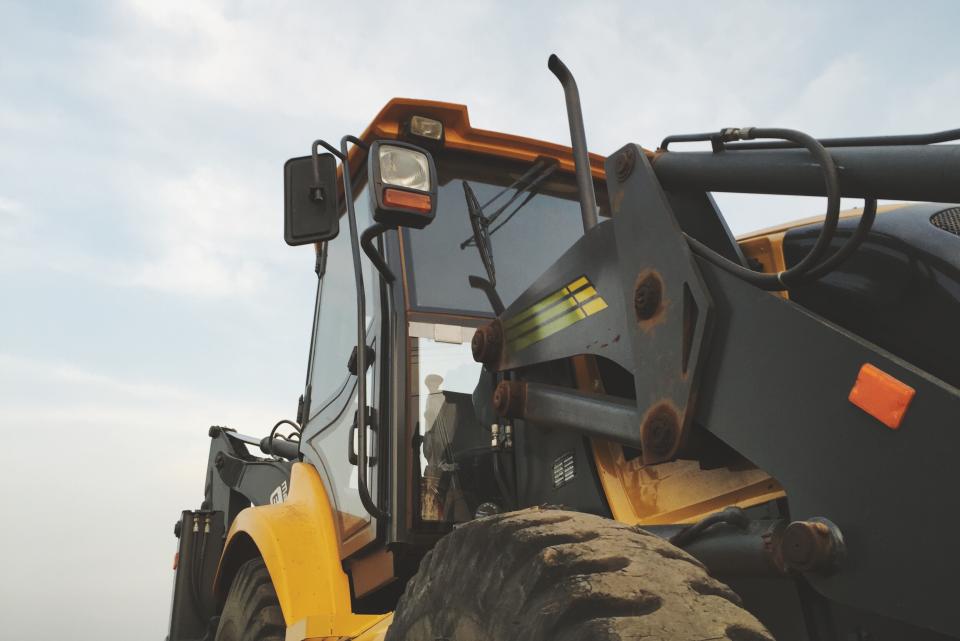 Chargeuse-pelleteuse sur un chantier d'excavation commerciale à Shawinigan