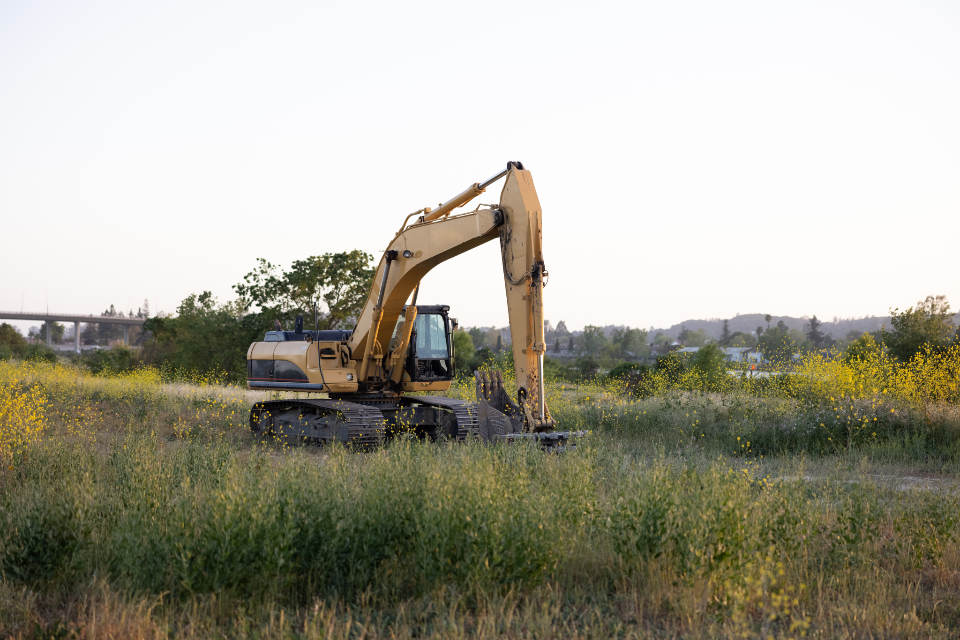Pelle mécanique sur un chantier d'excavation résidentielle à Shawinigan