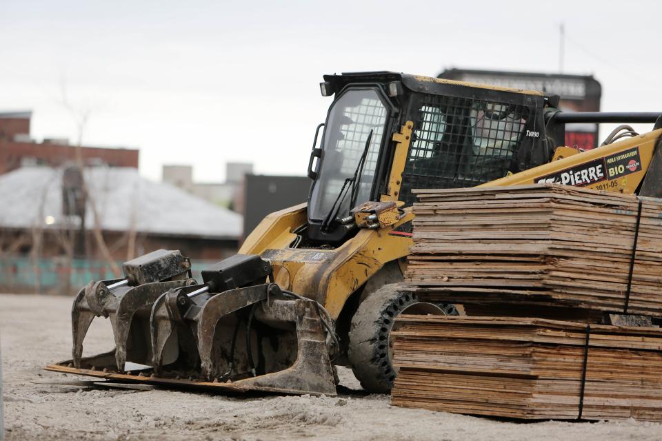 Mini-excavatrice avec godet travaillant sur un terrain étroit à Shawinigan