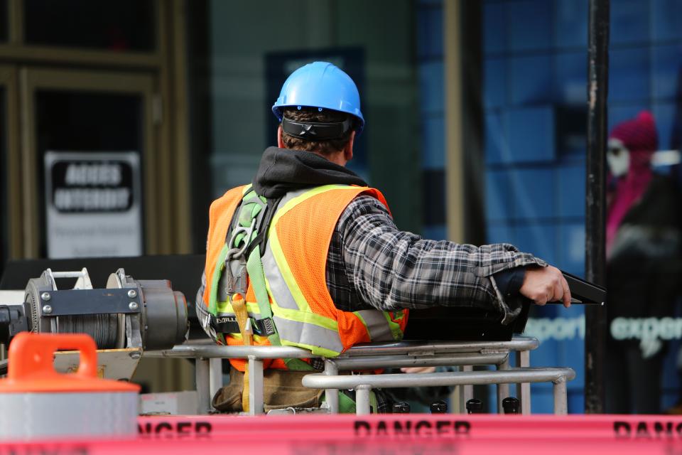 Travailleur avec équipement de protection sur un chantier d'excavation
